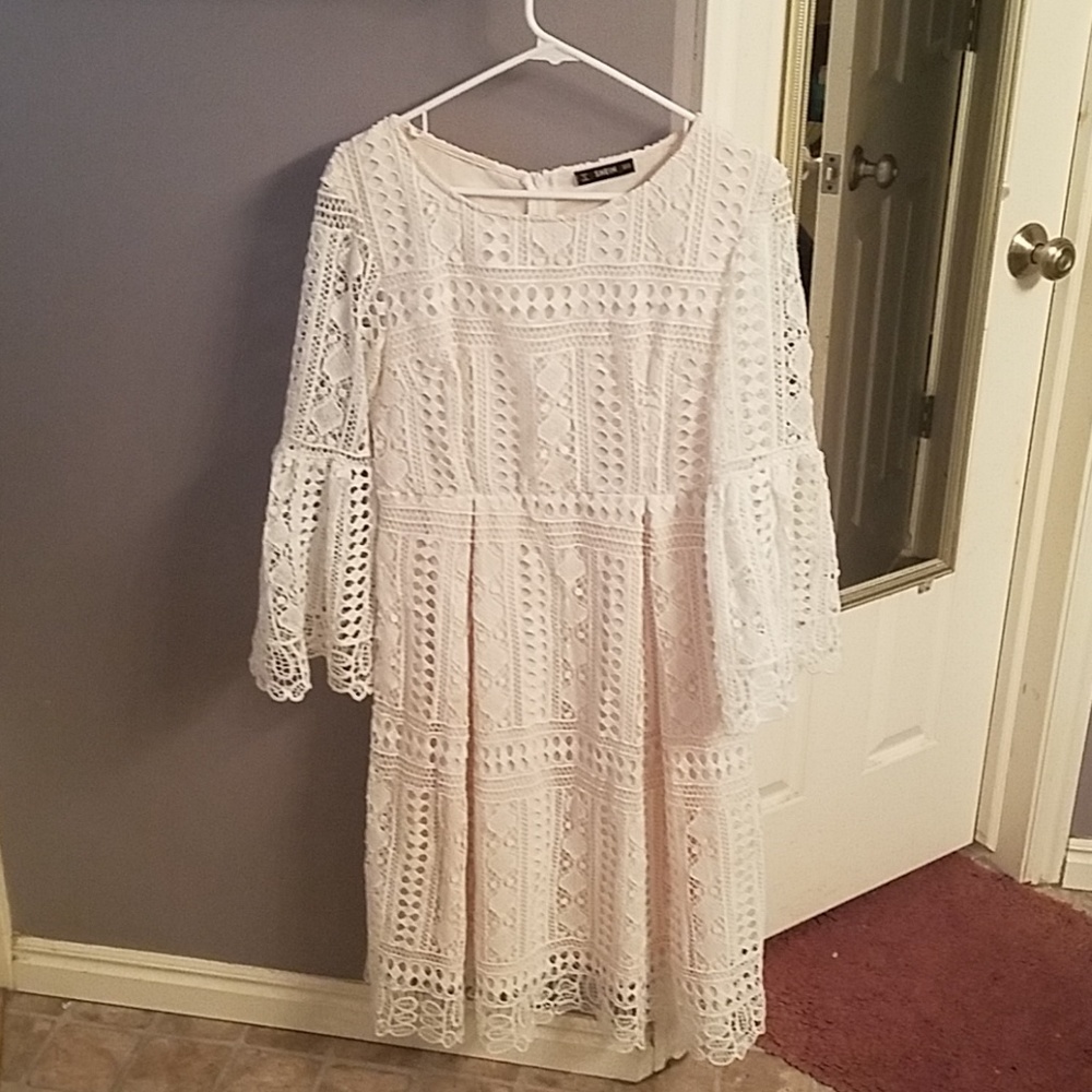 Dress off white lace flare sleeves